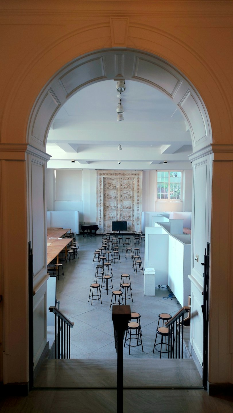 Lege kunststudio met ronde krukken en tafels.